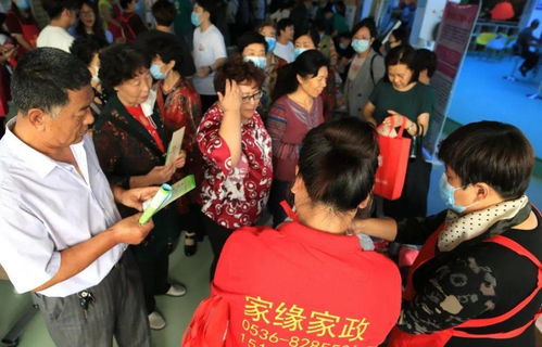 濰坊首個(gè)家政大集圓滿落幕，2000余人齊聚巾幗家政廣場趕集